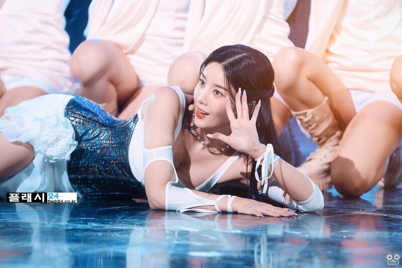 221016-KWON-EUNBI-Underwater-at-Inkigayo-documents-15.jpg