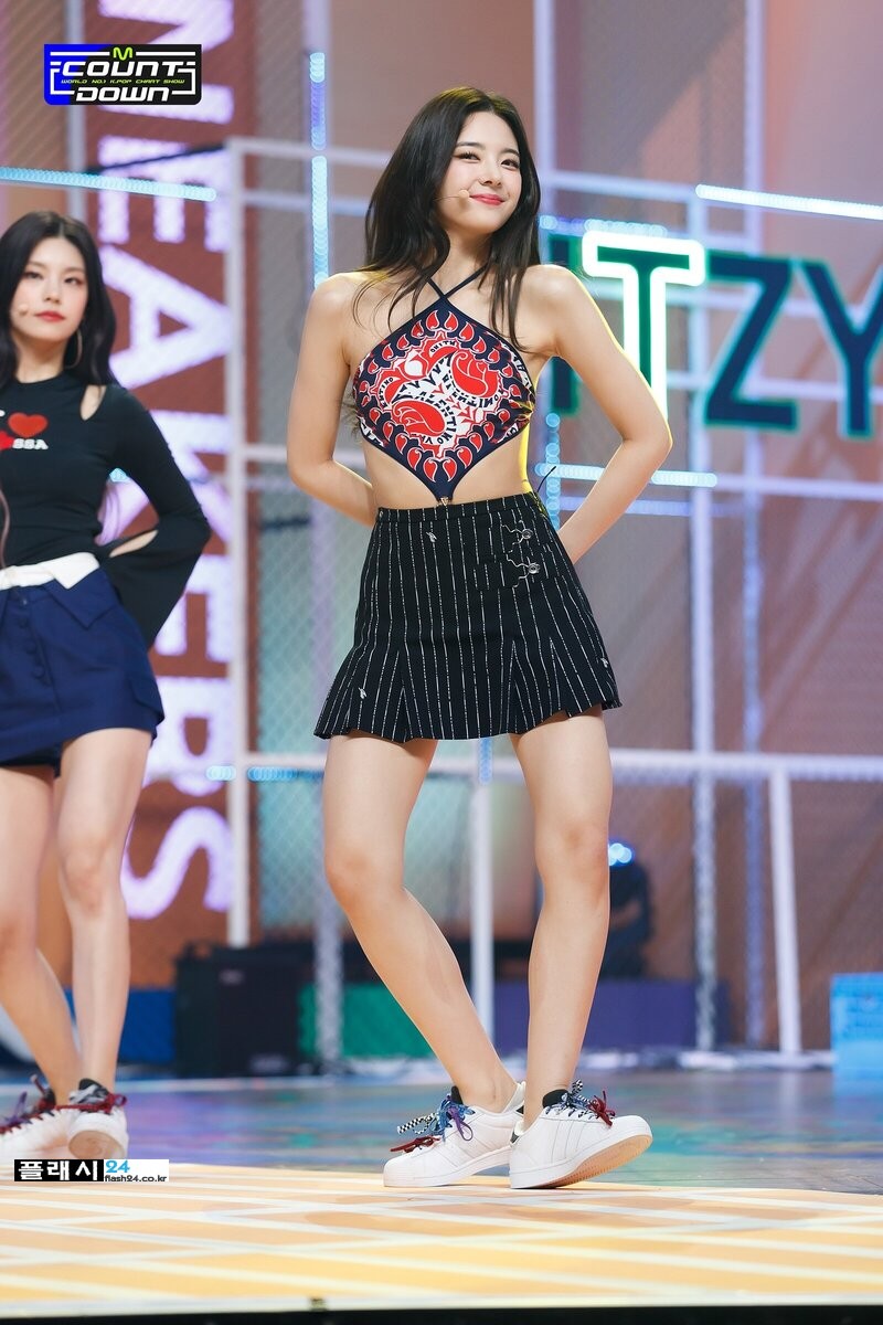 220721-ITZY-Lia-SNEAKERS-at-M-Countdown-documents-6.jpg