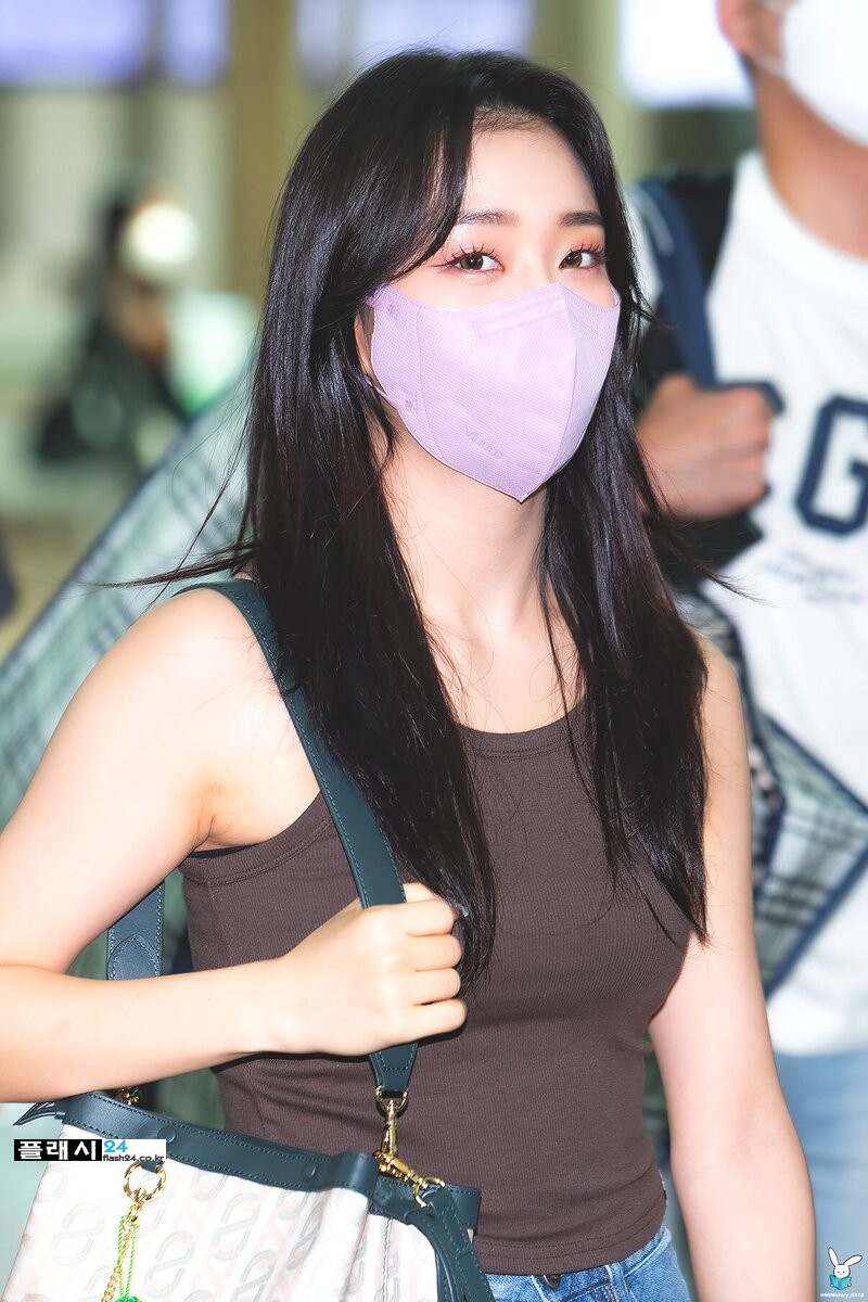 220817-STAYC-Sumin-at-Incheon-International-Airport-departing-for-KCON-USA-Tour-documents-2(1).jpg