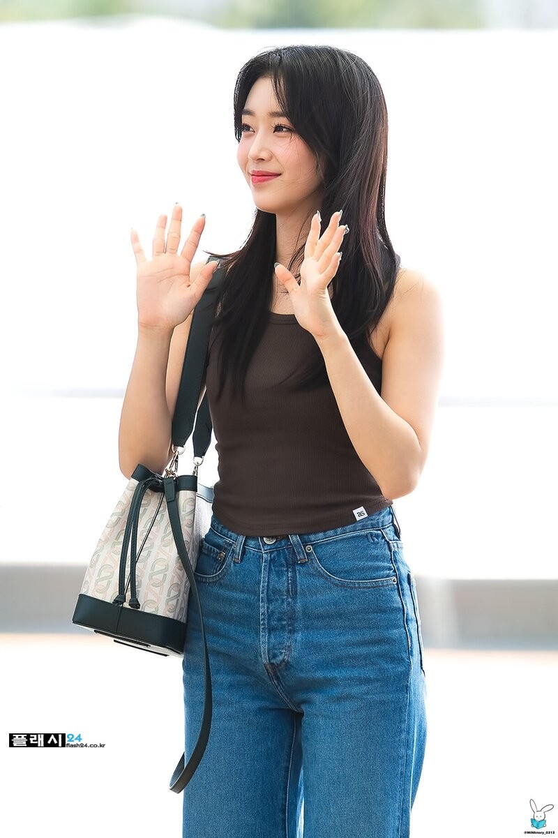220817-STAYC-Sumin-at-Incheon-International-Airport-departing-for-KCON-USA-Tour-documents-3.jpg