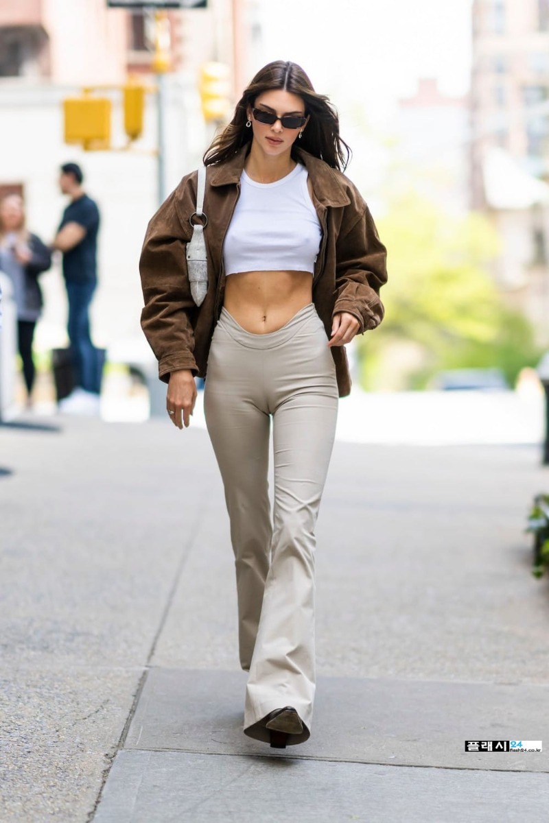kendall-jenner-braless-street-style-in-white-crop-top-in-new-york-city-2022-13.jpg