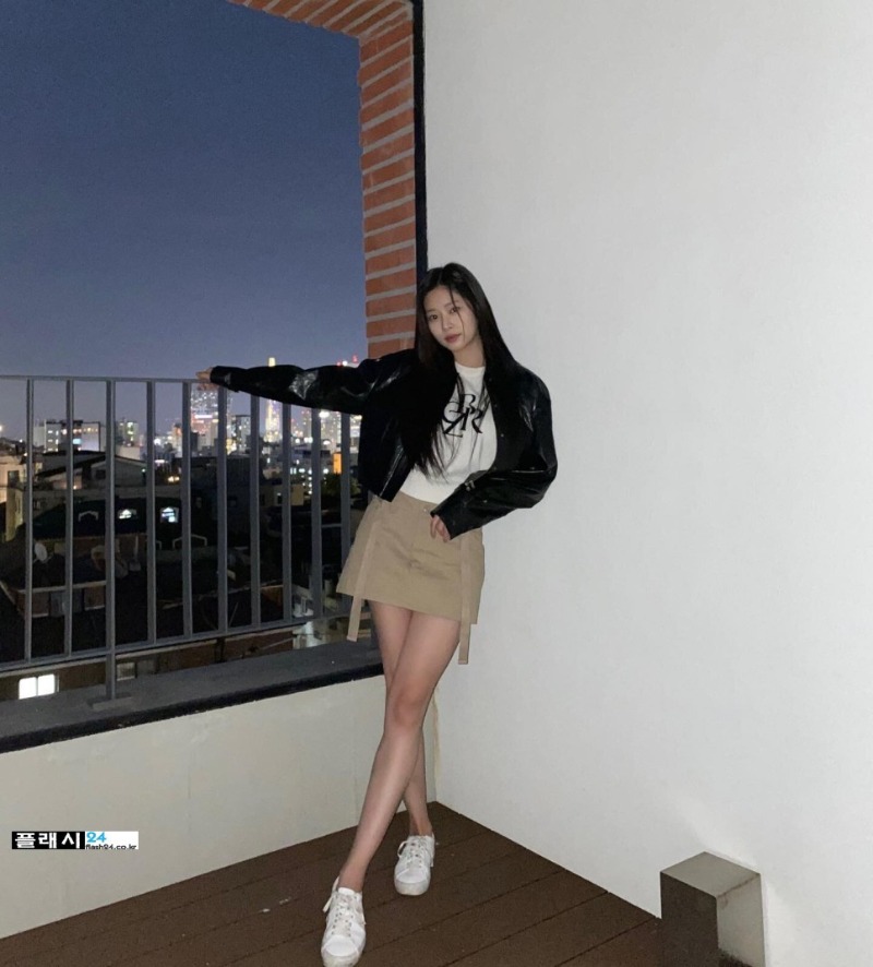 221028-Kim-Minju-Instagram-4.jpg