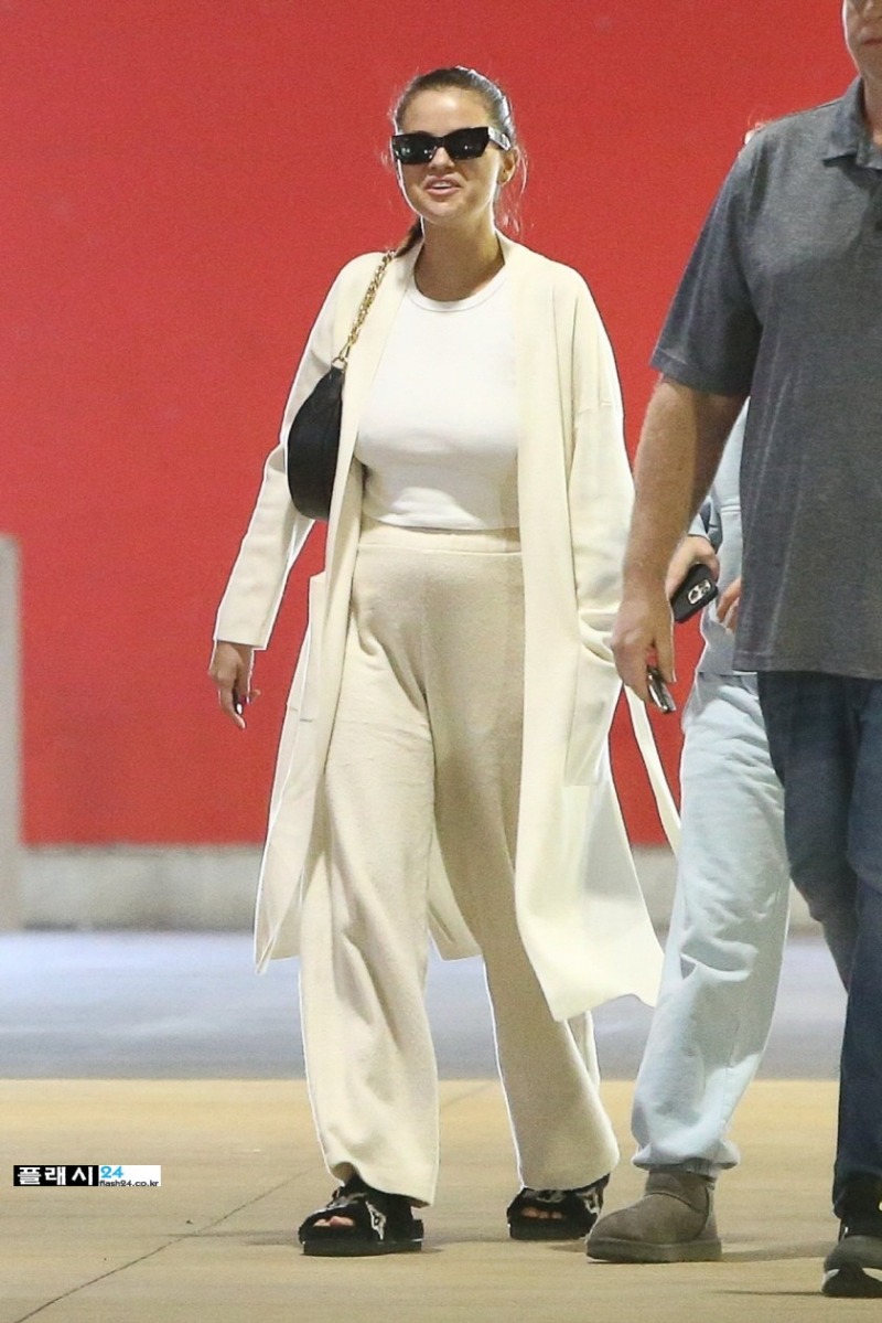 selena-gomez-and-raquelle-stevens-out-shopping-at-target-in-west-palm-beach-11-26-2022-4.jpg