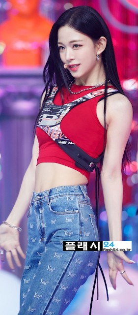Lee Chaeyoung Fromis9 30.jpg