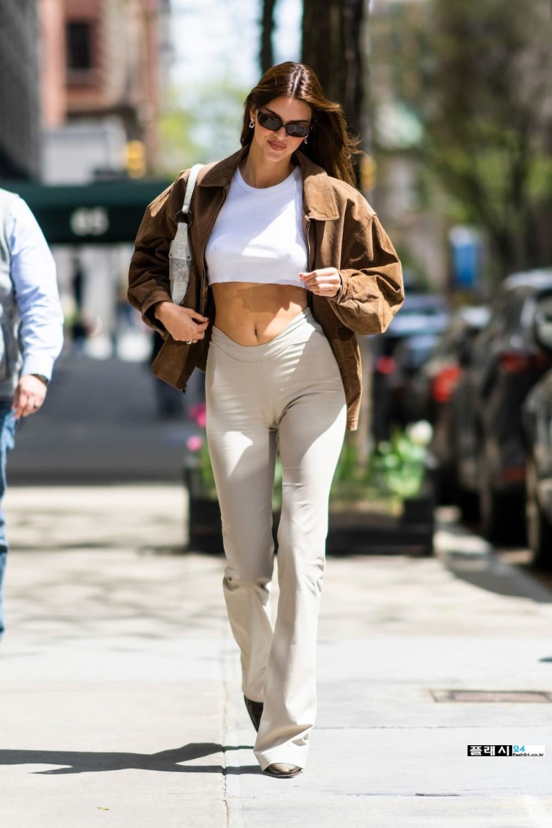 kendall-jenner-braless-street-style-in-white-crop-top-in-new-york-city-2022-19.jpg