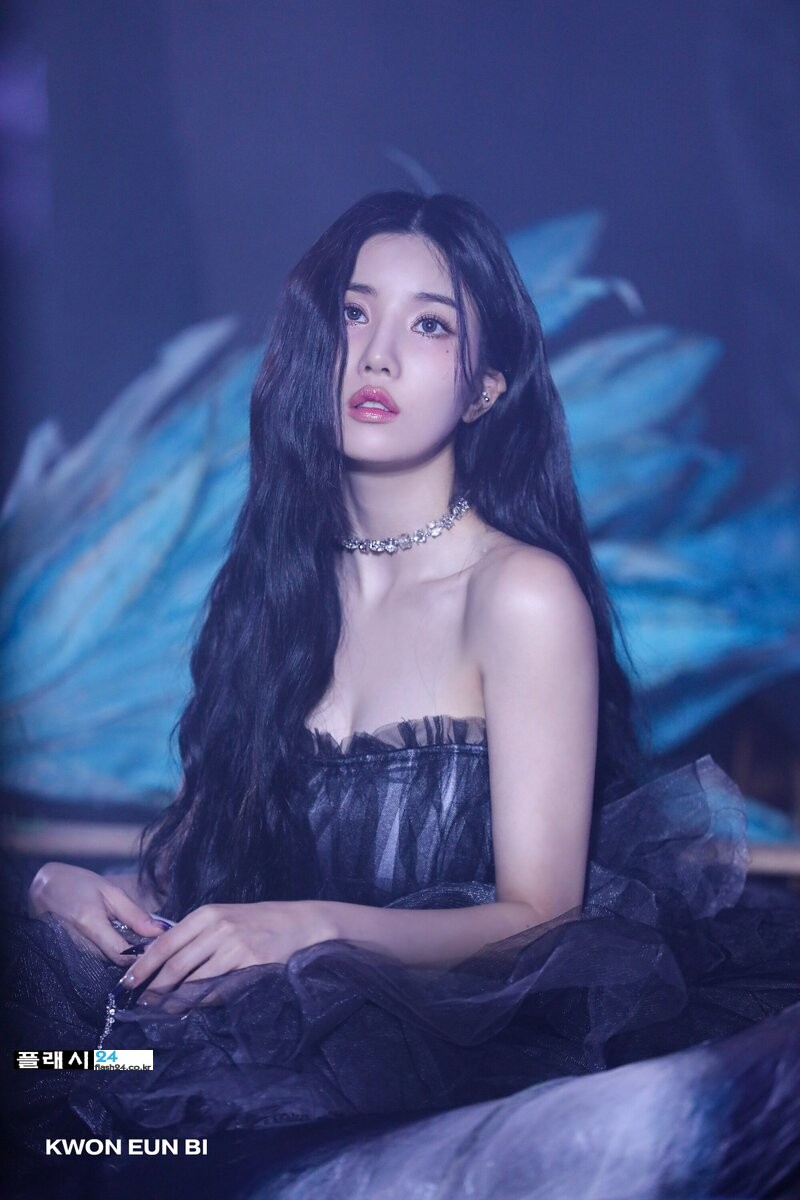 221026-Woollim-Naver-Kwon-Eunbi-Underwater-MV-Behind-documents-9.jpg