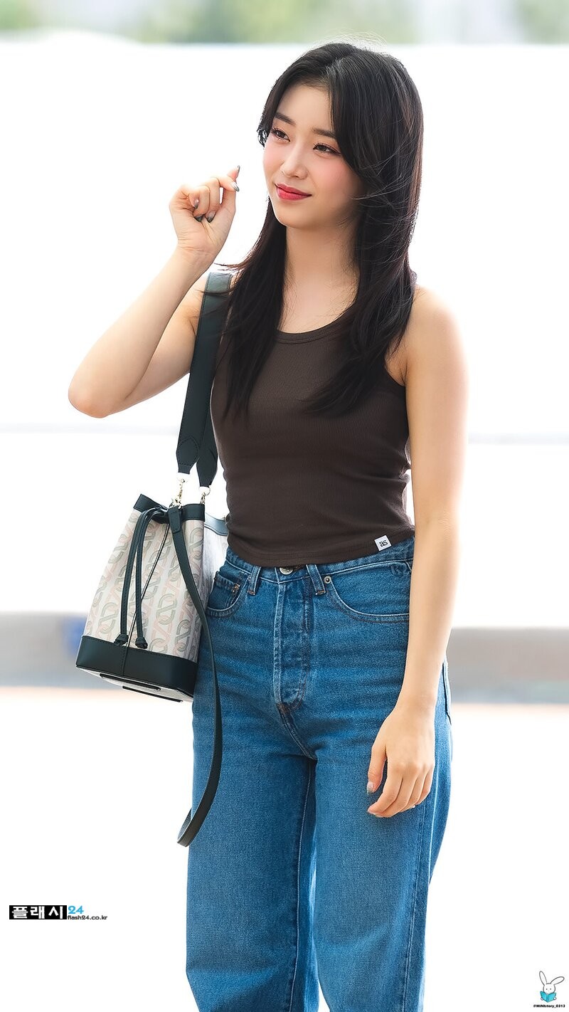 220817-STAYC-Sumin-at-Incheon-International-Airport-departing-for-KCON-USA-Tour-documents-10.jpg