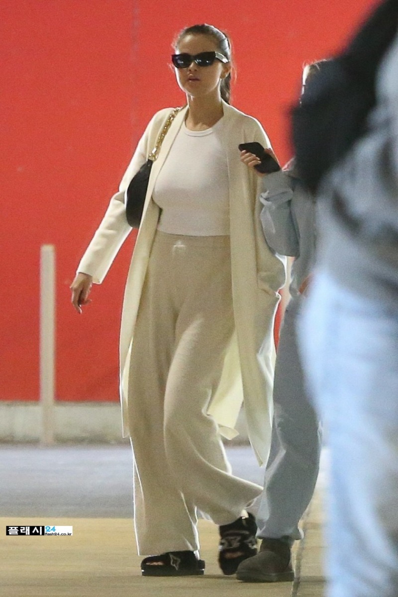 selena-gomez-and-raquelle-stevens-out-shopping-at-target-in-west-palm-beach-11-26-2022-1.jpg