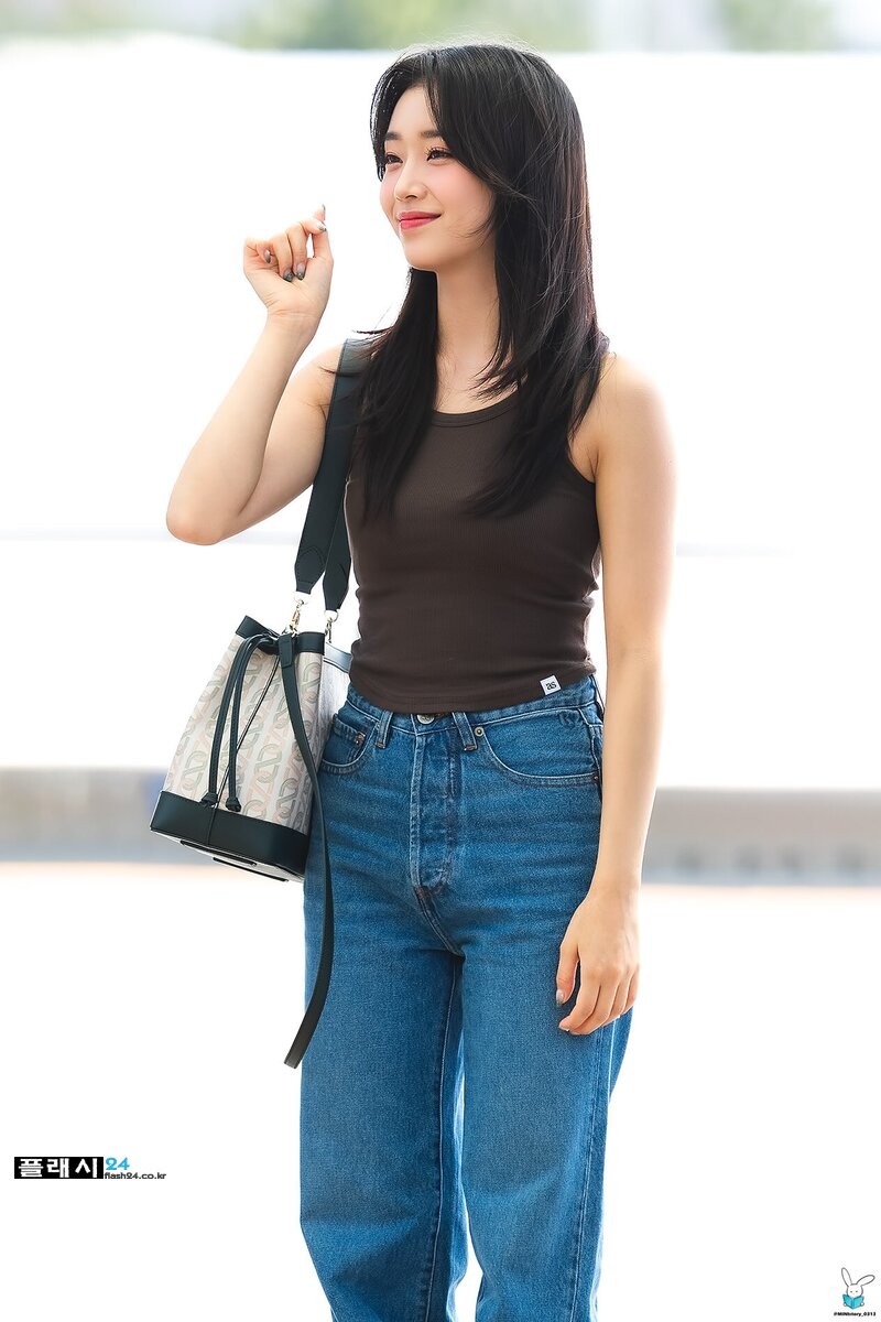 220817-STAYC-Sumin-at-Incheon-International-Airport-departing-for-KCON-USA-Tour-documents-12.jpg