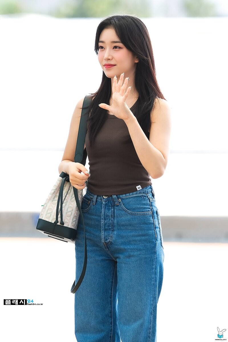 220817-STAYC-Sumin-at-Incheon-International-Airport-departing-for-KCON-USA-Tour-documents-13.jpg