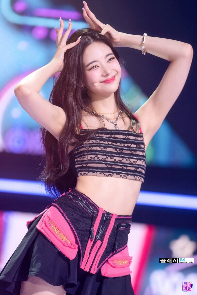 220724-ITZY-Lia-SNEAKERS-at-Inkigayo-documents-5.jpg