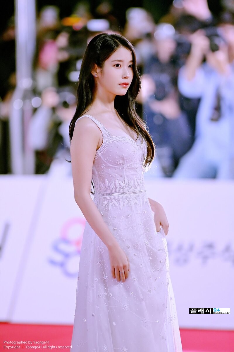 IU-at-43rd-Blue-Dragon-Film-Awards-Red-Carpet-documents-4.jpg