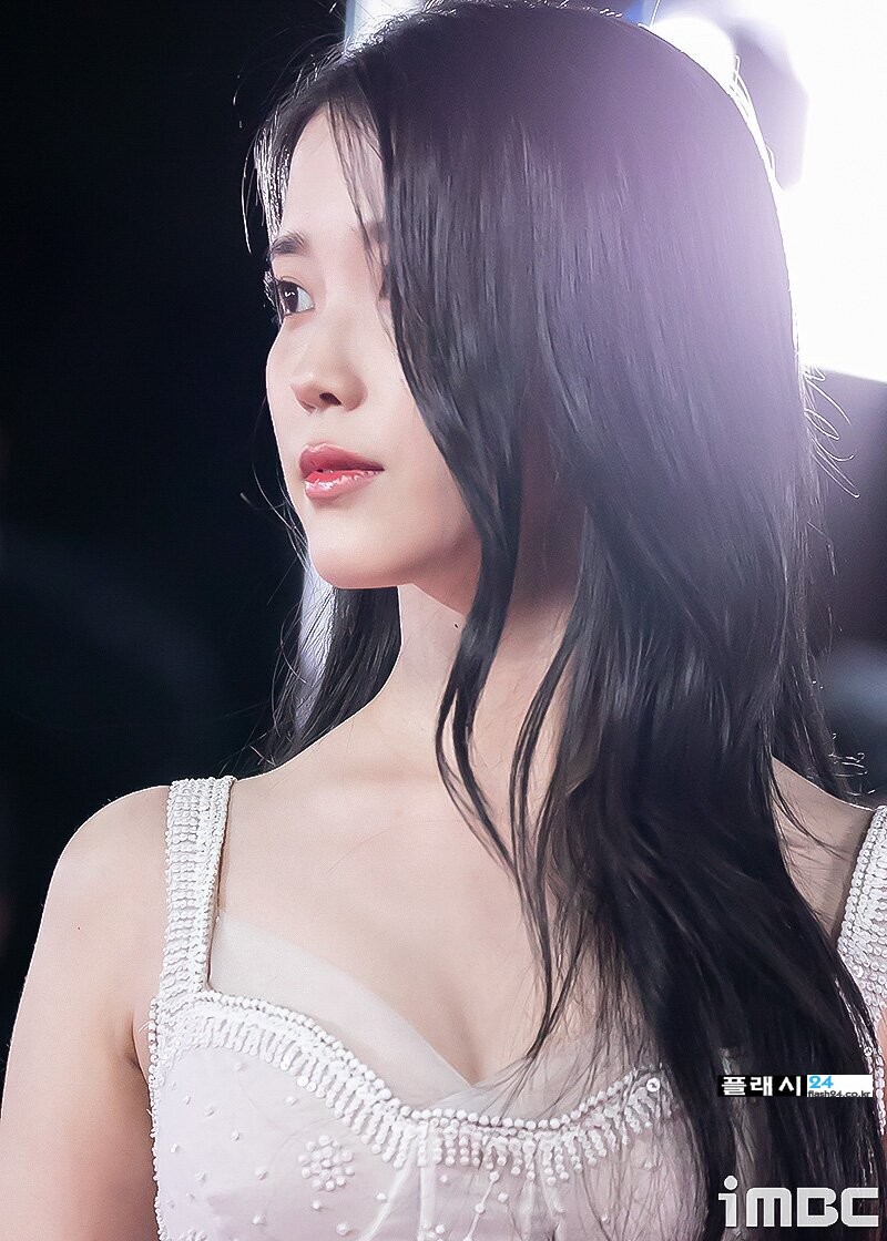 221125-IU-at-43rd-Blue-Dragon-Film-Awards-Red-Carpet-documents-8(1).jpg