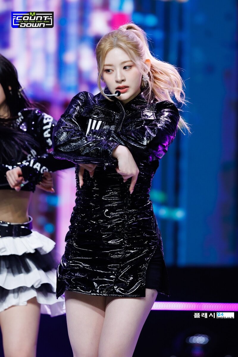 221229-STAYC-Seeun-RUN2U-at-M-Countdown-documents-10.jpg