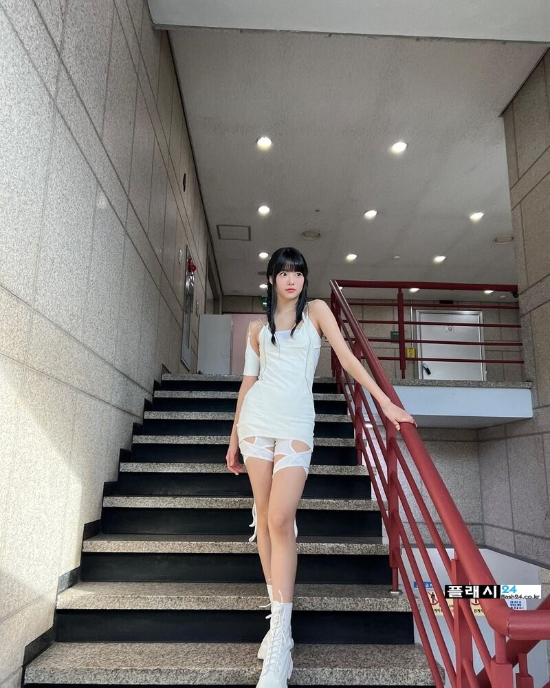 230113-LE-SSERAFIM-Eunchae-Instagram-Update-documents-4.jpg