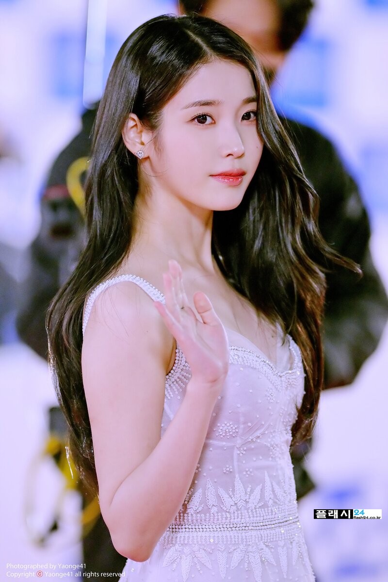 IU-at-43rd-Blue-Dragon-Film-Awards-Red-Carpet-documents-2.jpg