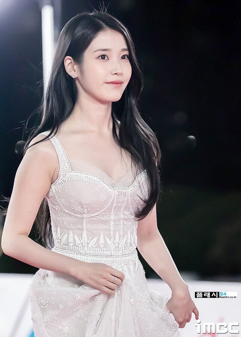 221125-IU-at-43rd-Blue-Dragon-Film-Awards-Red-Carpet-documents-4(1).jpg