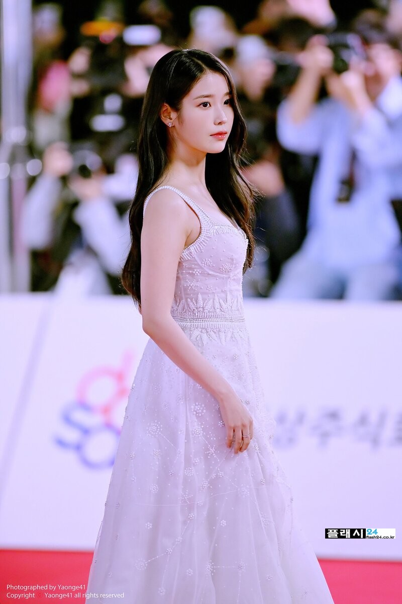 IU-at-43rd-Blue-Dragon-Film-Awards-Red-Carpet-documents-3.jpg