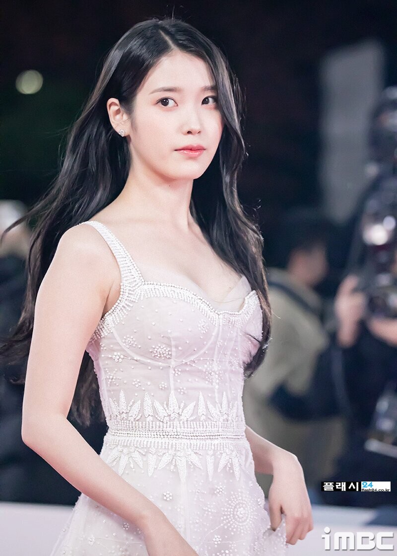 221125-IU-at-43rd-Blue-Dragon-Film-Awards-Red-Carpet-documents-1.jpg