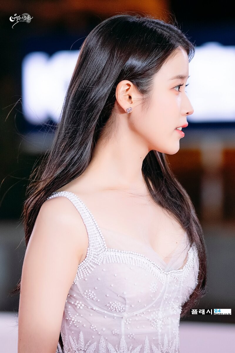 221125-IU-at-43rd-Blue-Dragon-Film-Awards-Red-Carpet-documents-3(4).jpg