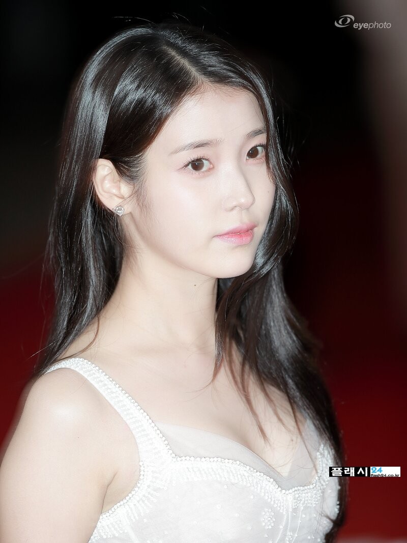 221125-IU-at-43rd-Blue-Dragon-Film-Awards-Red-Carpet-documents-4(2).jpg