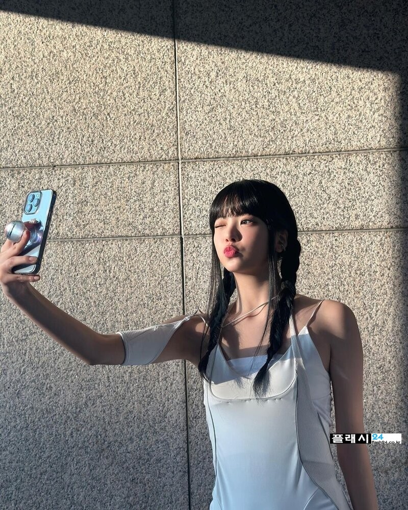 230113-LE-SSERAFIM-Eunchae-Instagram-Update-documents-2(1).jpg