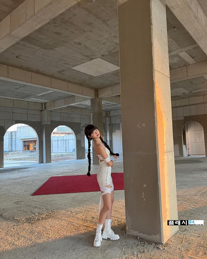 230113-LE-SSERAFIM-Eunchae-Instagram-Update-documents-7.jpg