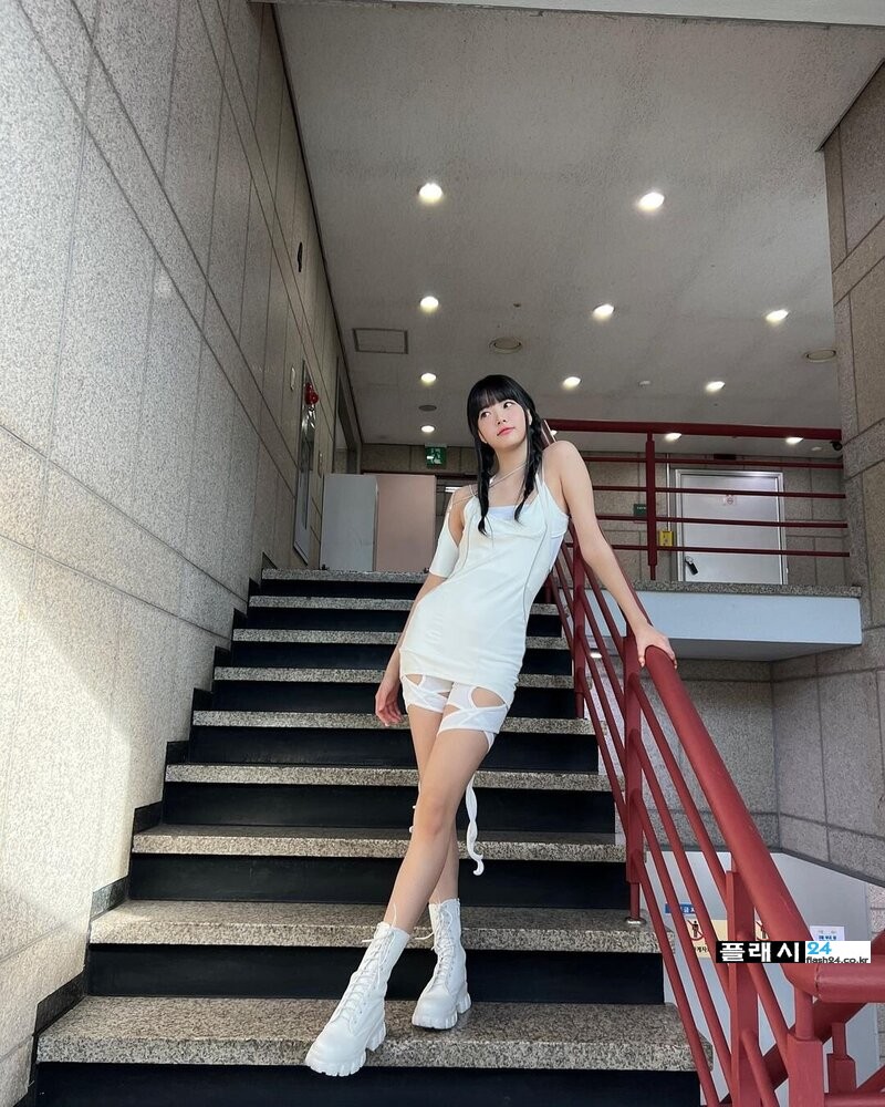 230113-LE-SSERAFIM-Eunchae-Instagram-Update-documents-5.jpg
