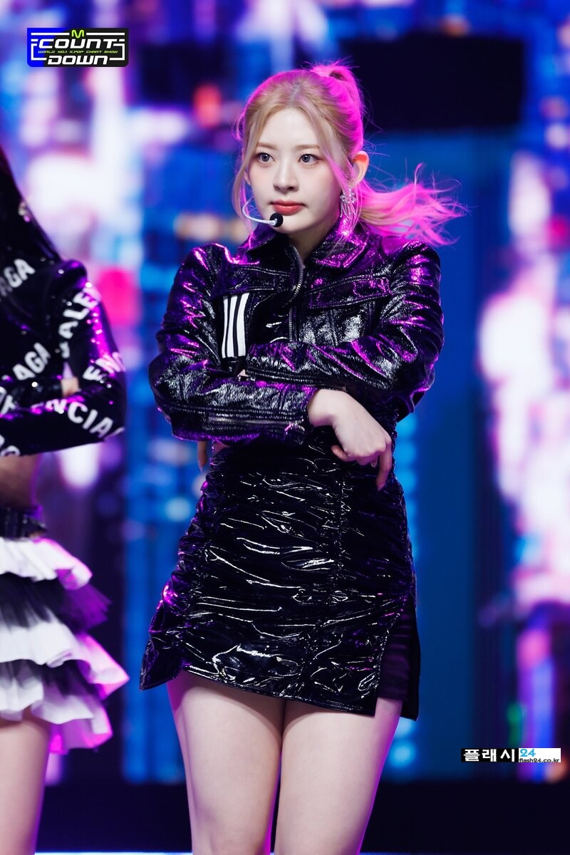 221229-STAYC-Seeun-RUN2U-at-M-Countdown-documents-4.jpg