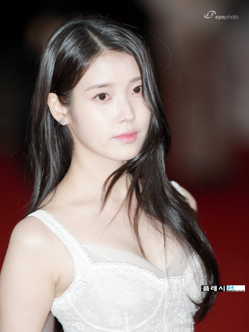 221125-IU-at-43rd-Blue-Dragon-Film-Awards-Red-Carpet-documents-3(2).jpg