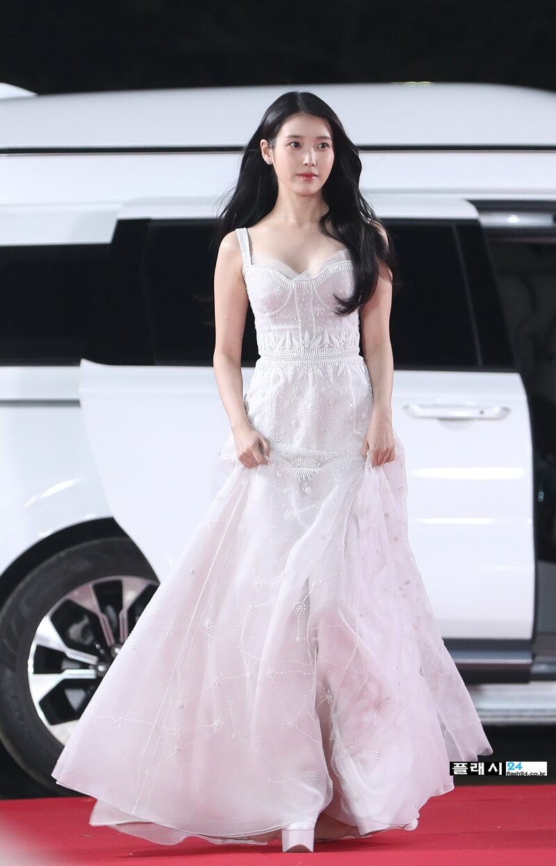 IU-at-43rd-Blue-Dragon-Film-Awards-Red-Carpet-documents-10.jpg