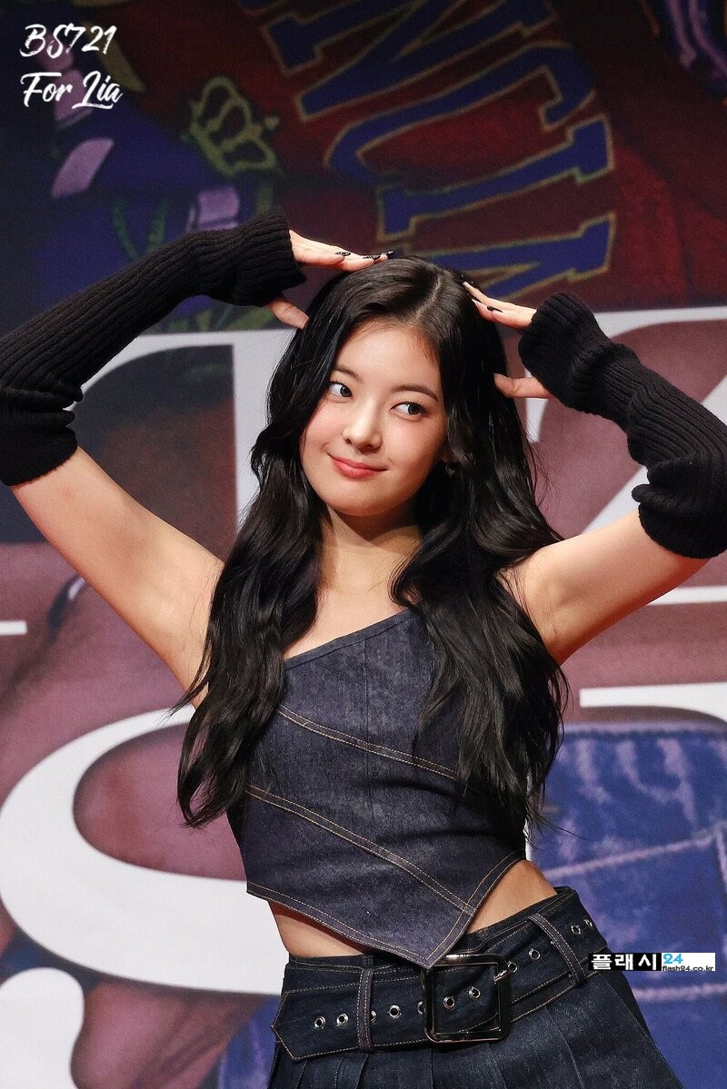 221210-ITZY-Lia-Music-Core-Mini-Fanmeeting-documents-2(1).jpg