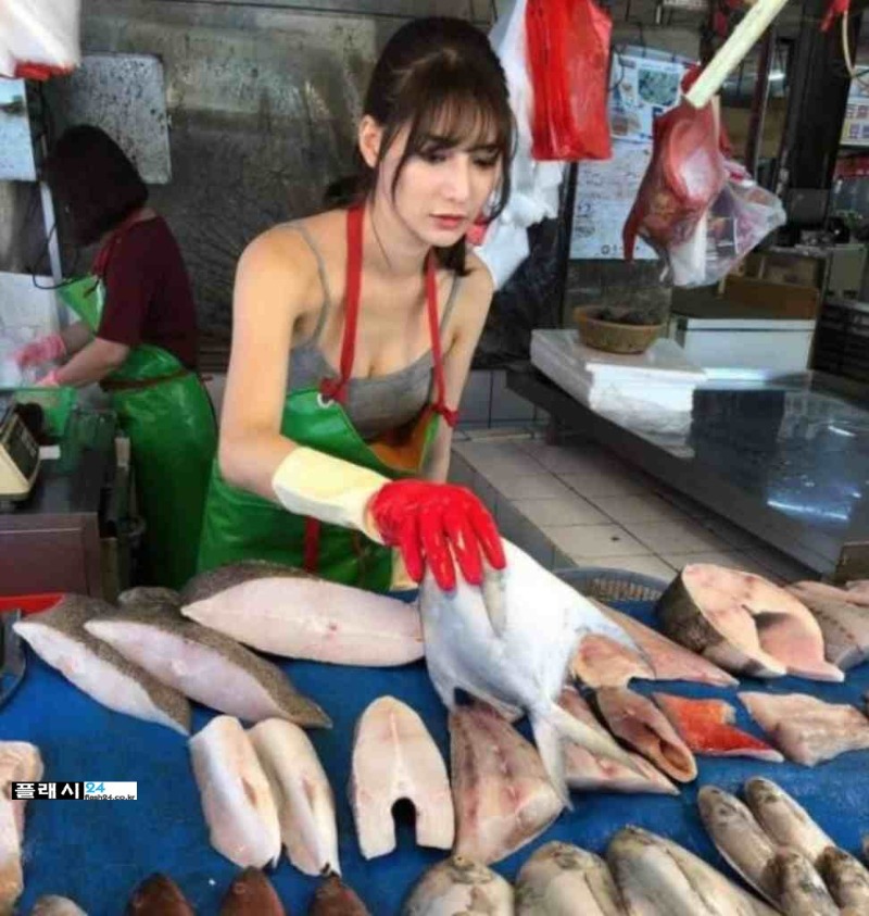 pretty-girl-goes-viral-after-she-was-spotted-working-at-wet-market-labelled-hottest-fishmonger.png.jpg
