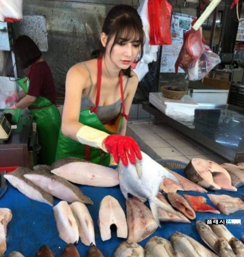 _pretty-girl-goes-viral-after-she-was-spotted-working-at-wet-market-labelled-hottest-fishmonger.jpg