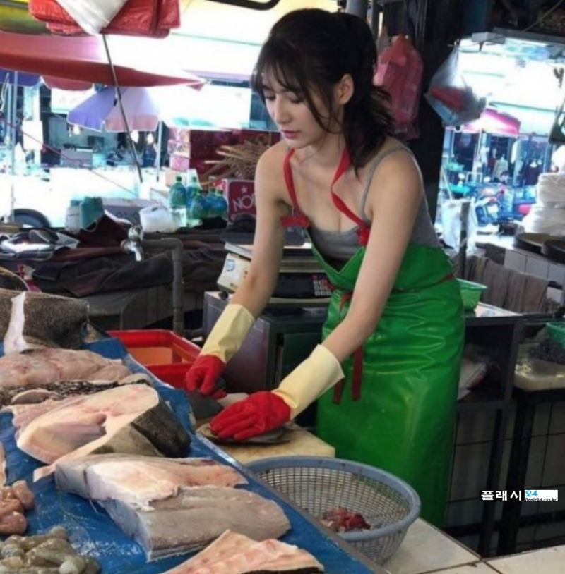 _taiwanese-model-labelled-hottest-fishmonger-after-helping-her-mom-at-the-market-world-of-buzz-3-1007x1024.jpg