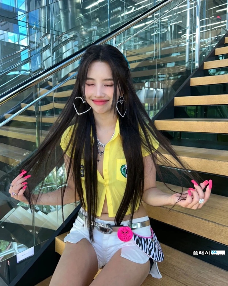 230523-G-I-DLE-Soyeon-Instagram-5.jpg