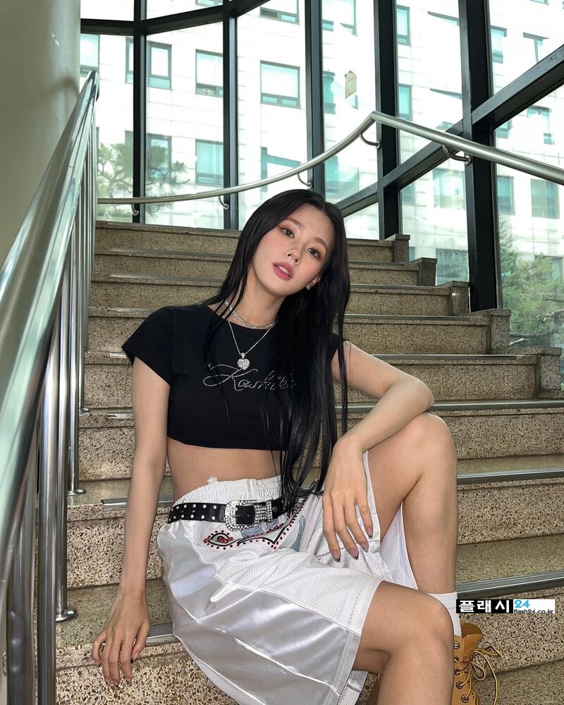 230529-G-I-DLE-Miyeon-Instagram-Update-documents-8.jpg