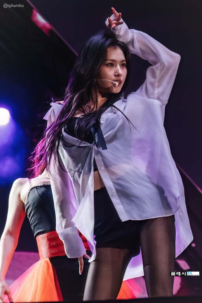 230610-TWICE-Sana-Los-Angeles-1.jpg