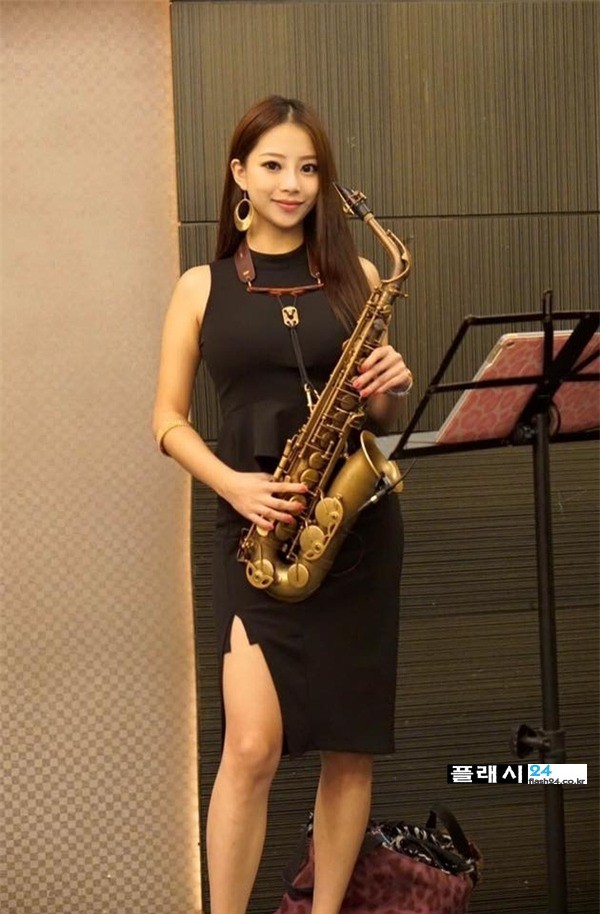 my-nu-thoi-saxophone-so-huu-nhan-sac-van-nguoi-me-gay-sot-trung-quoc_2.jpg
