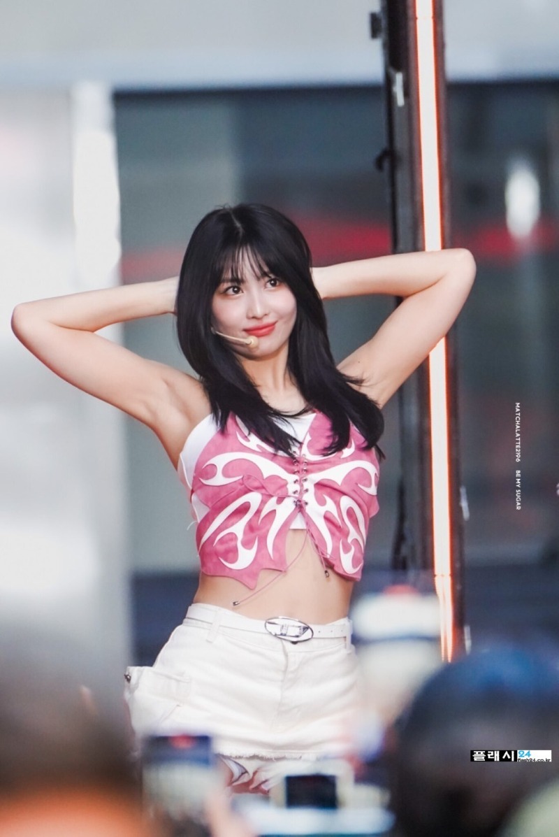 230705-TWICE-Momo-at-Today-Show-3.jpg
