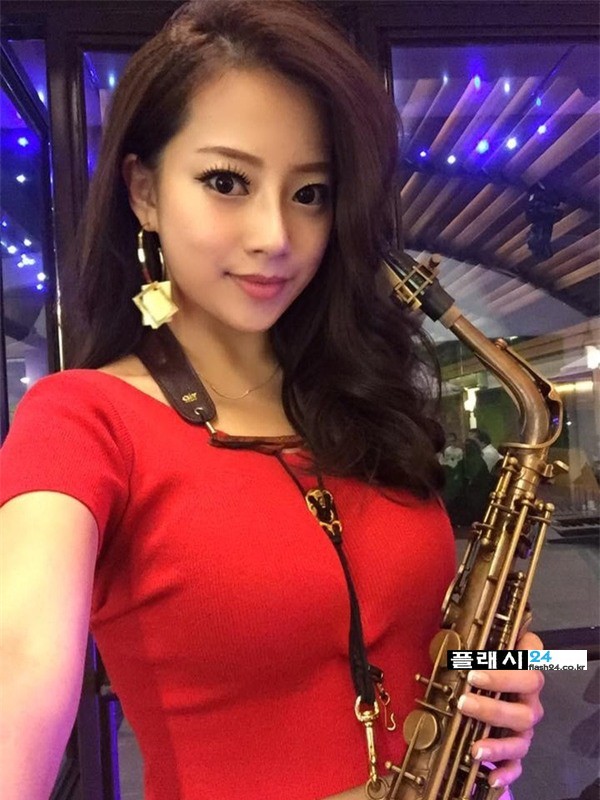 my-nu-thoi-saxophone-so-huu-nhan-sac-van-nguoi-me-gay-sot-trung-quoc_7.jpg