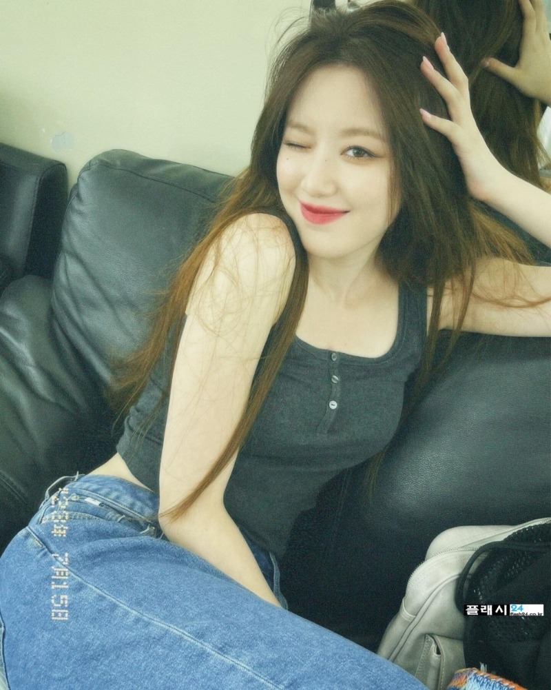 230717-G-I-DLE-SHUHUA-Instagram-3.jpg