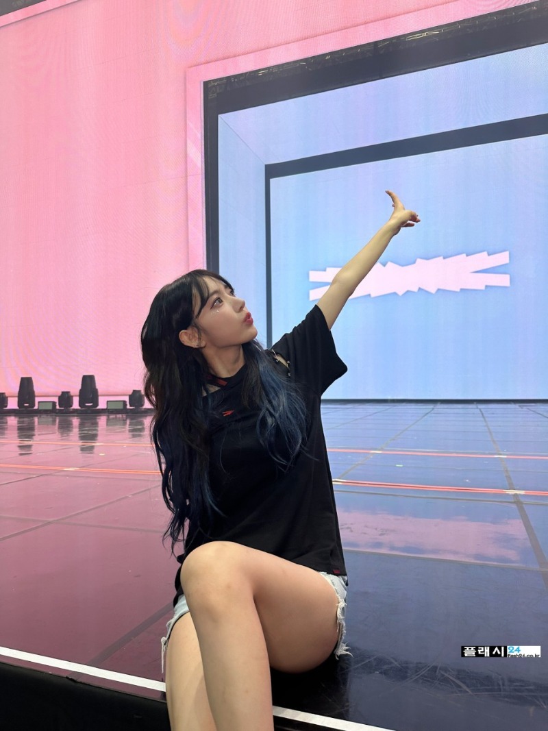 230814-SAKURA-Weverse-2.jpg