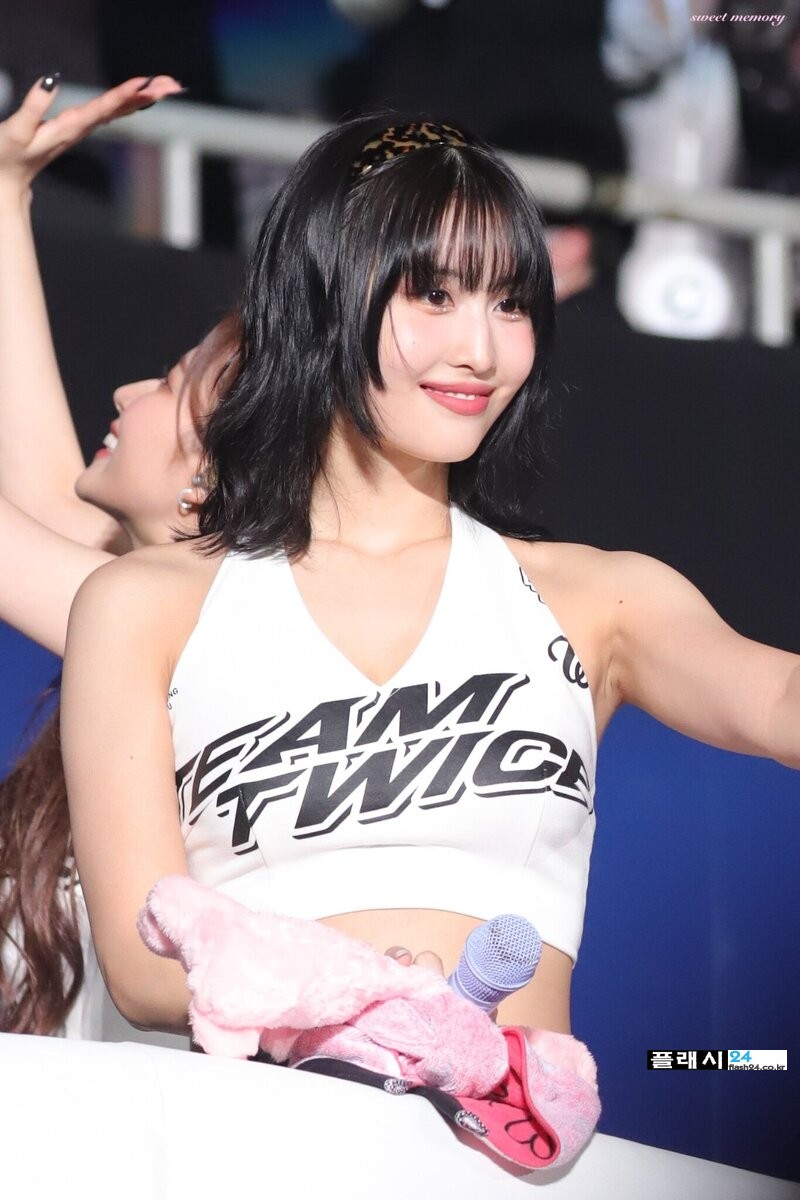 231216-TWICE-Momo-READY-TO-BE-World-Tour-in-Nagoya-Day-1-documents-1.jpg