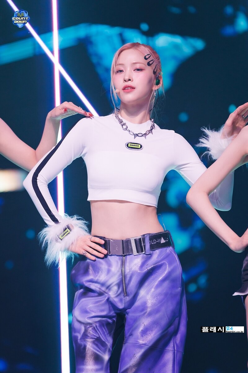 240111-ITZY-Ryujin-BORN-TO-BE-and-UNTOUCHABLE-at-M-Countdown-documents-9.jpg