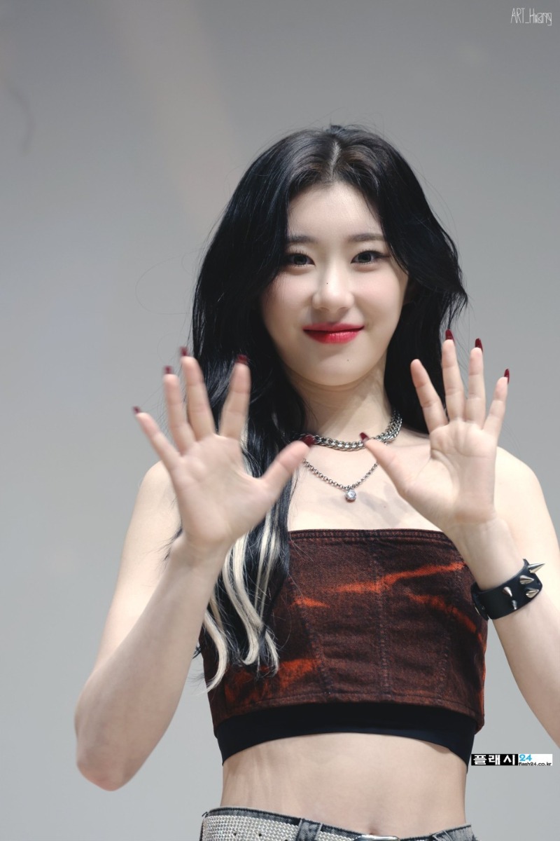 240126-ITZY-Chaeryeong-EVERLINE-Fansign-6.jpg