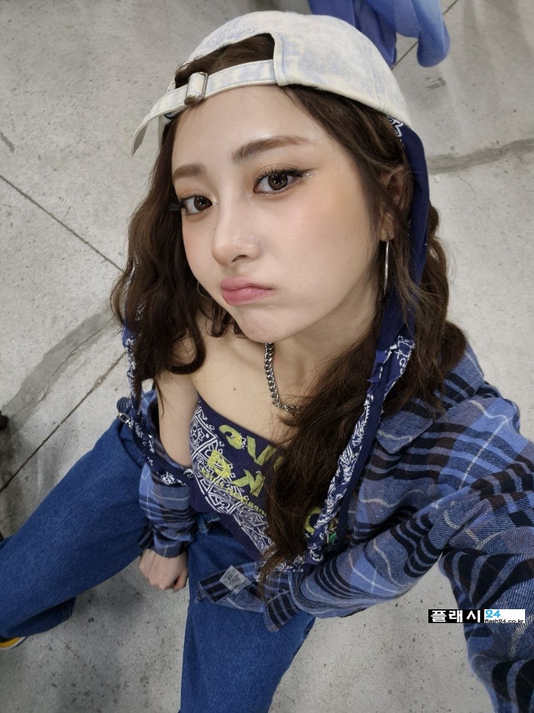 240722-Yunjin-Weverse-4.jpg