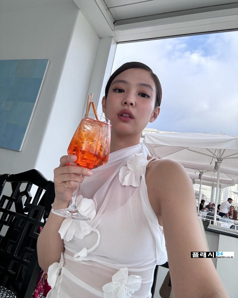 240708-JENNIE-Instagram-1.jpg