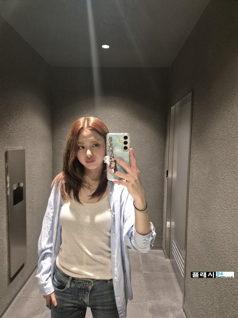 240724-Yunjin-Weverse-1.jpg