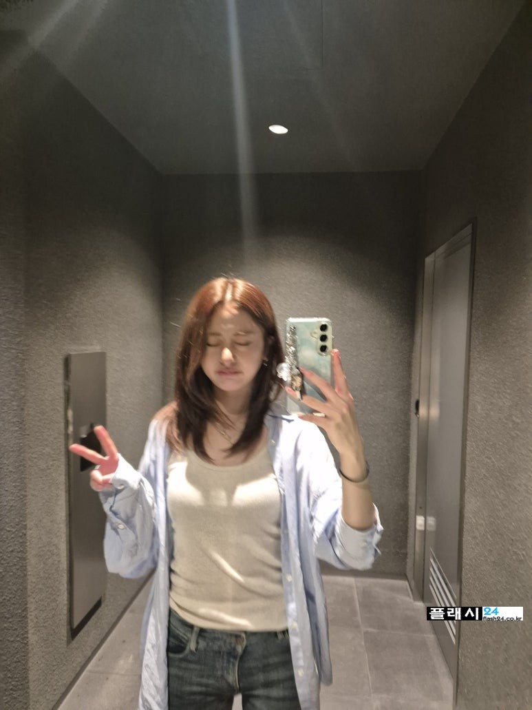 240724-Yunjin-Weverse-2.jpg